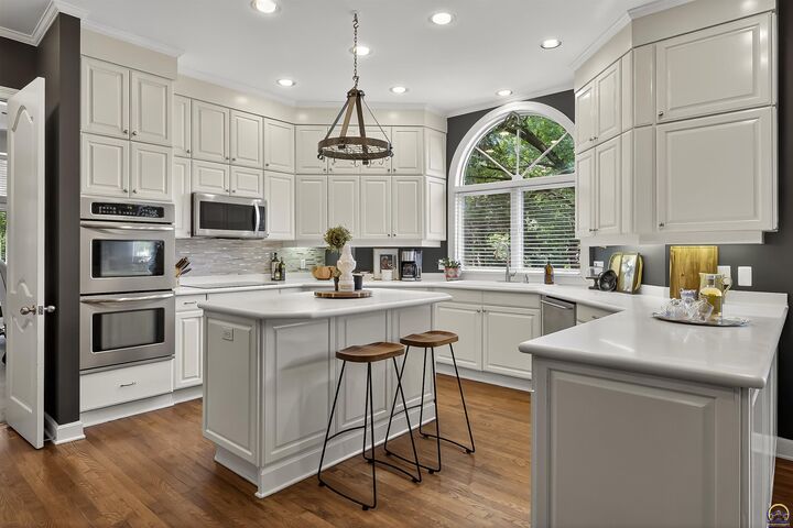 Property Photo: 10 SW Westboro Pl KS 66604