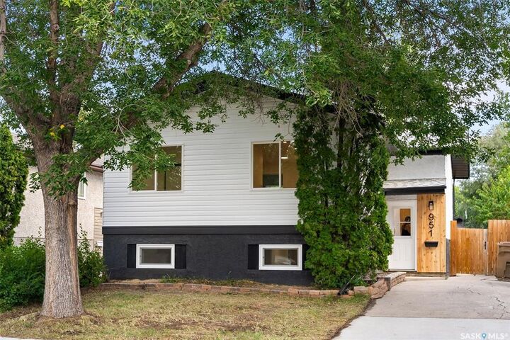 Property Photo:  951 Hopkins Crescent N  SK S4X 2N2 