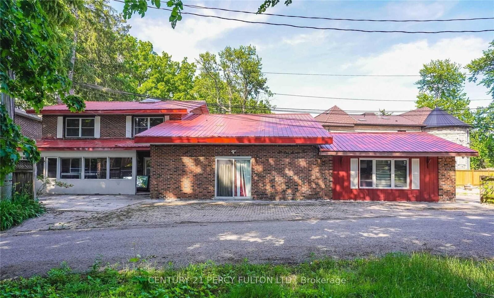 Property Photo: 6172 Kingston Road Apt 1 ON M1C 1K9