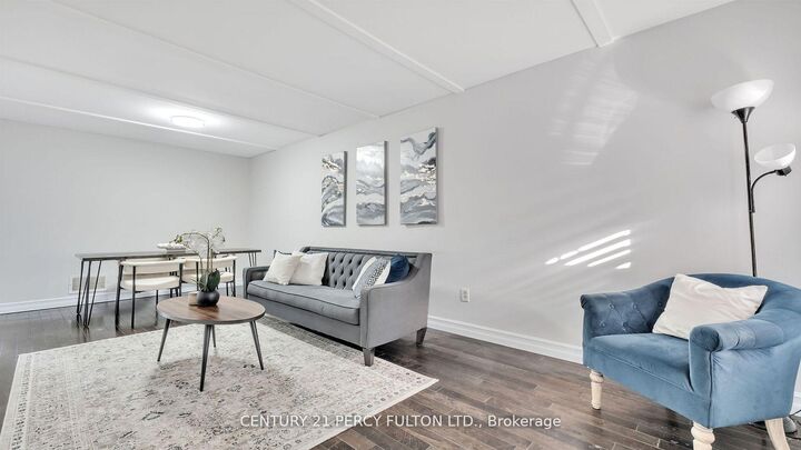 Photo de la propriété:  7 Steele Valley Court  ON L1R 2M4 