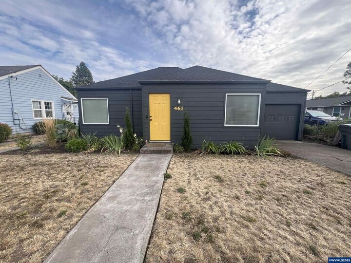 Property Photo:  461 SE Ash St  OR 97338 