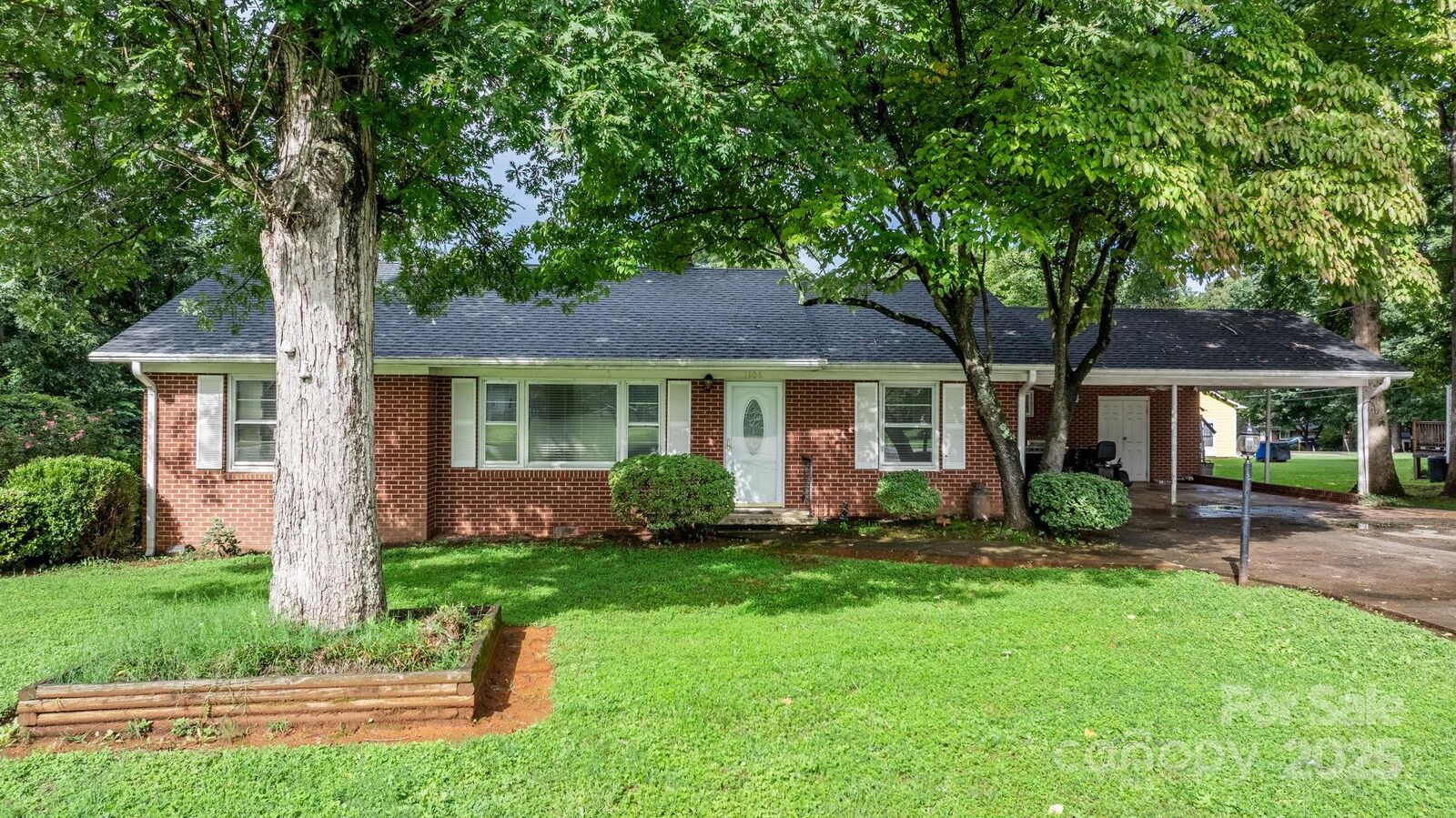 Property Photo:  1106 3rd Street Drive SE  NC 28613 