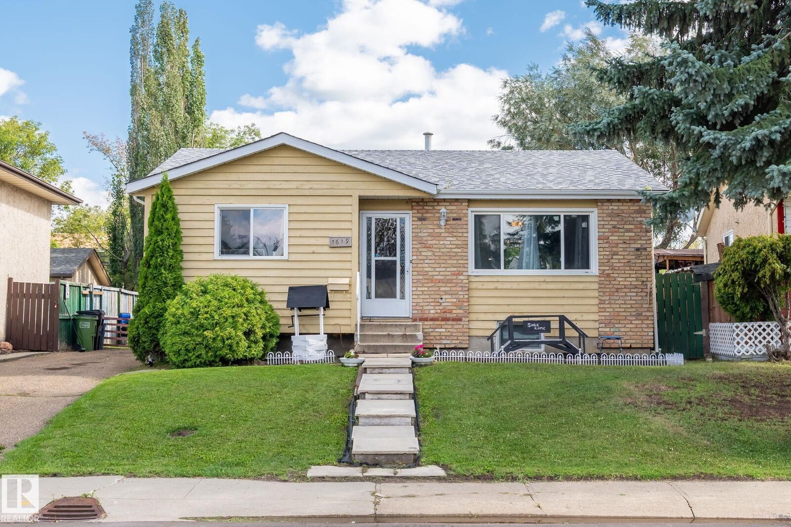 Photo de la propriété:  1619 42 Street NW  AB T6L 2R8 