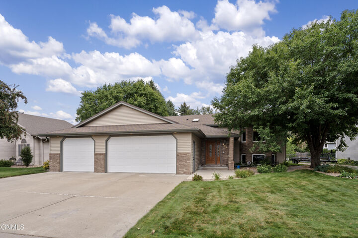 421 Stuttgart Drive  Bismarck ND 58504 photo