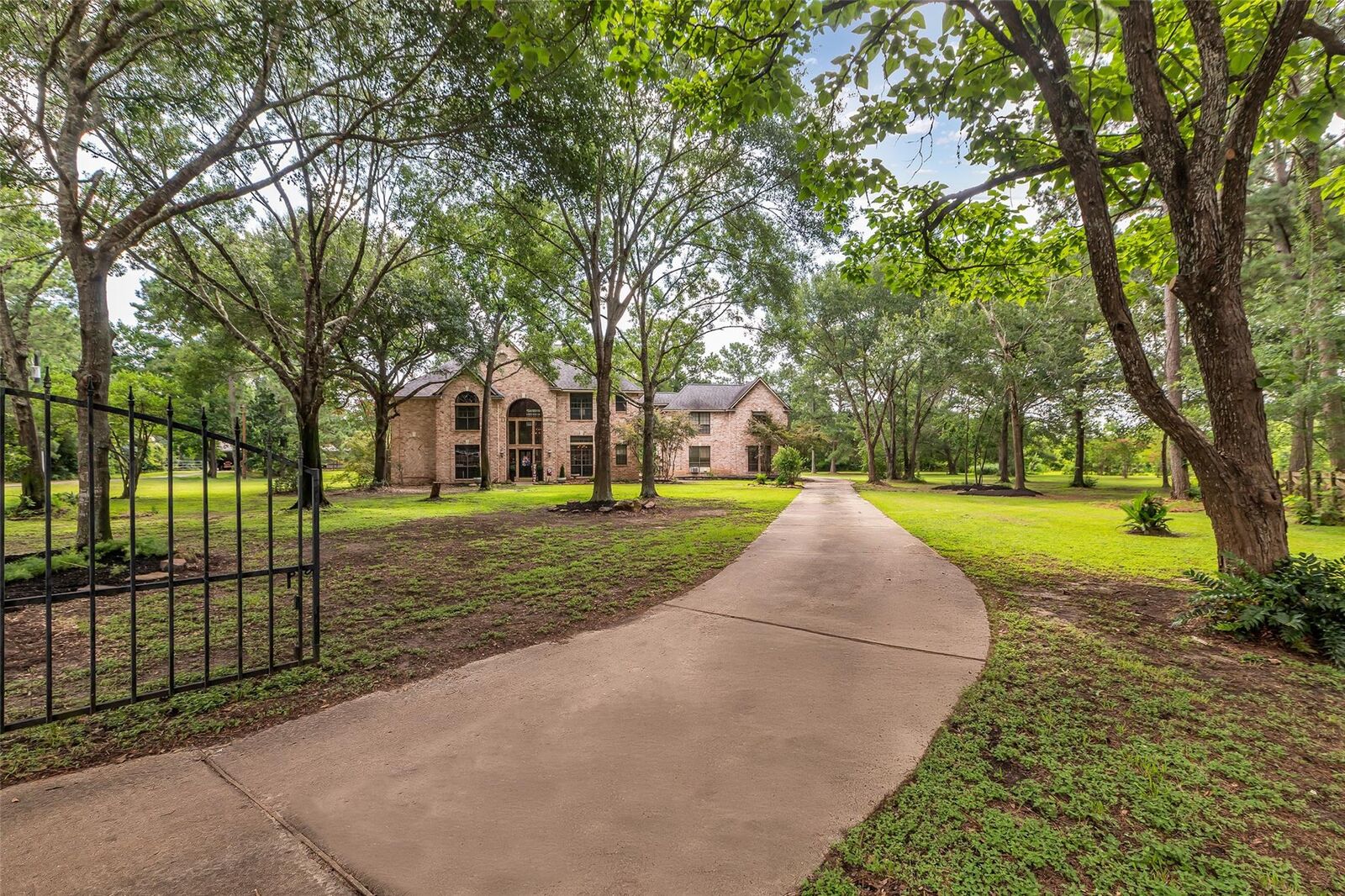 Property Photo: 1019 Towering Oaks Street TX 77355