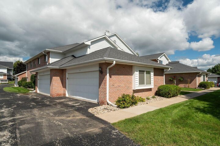 Property Photo: W241n2545 E Parkway Meadow Cir 7 WI 53072