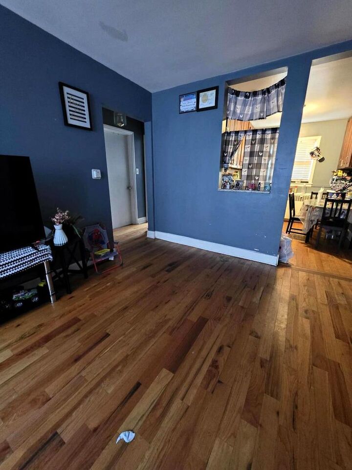 Property Photo: 7518 N Ridge Avenue 1E IL 60645