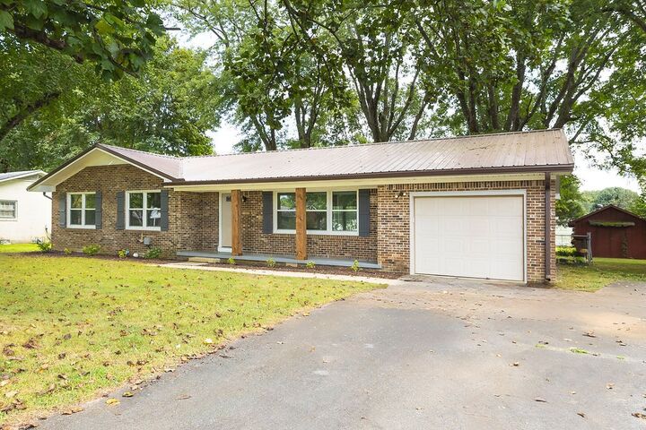 Property Photo:  709 7th St  TN 38464 