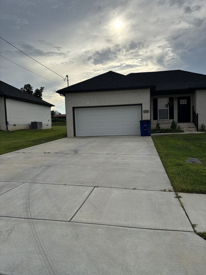 Property Photo:  402 Rose Ln  TN 37160 