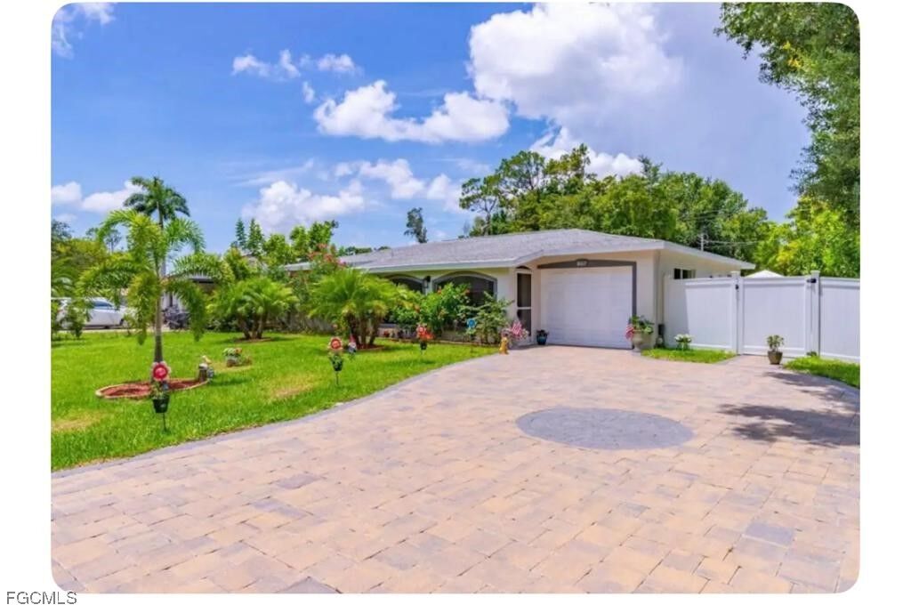 Property Photo: 8607 E Park FL 33907