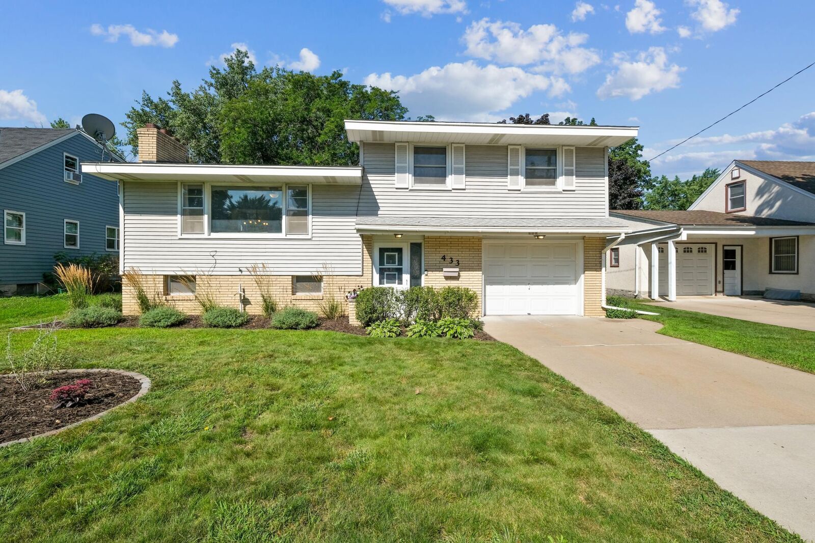 Property Photo:  433 3rd Avenue NE  MN 55369 