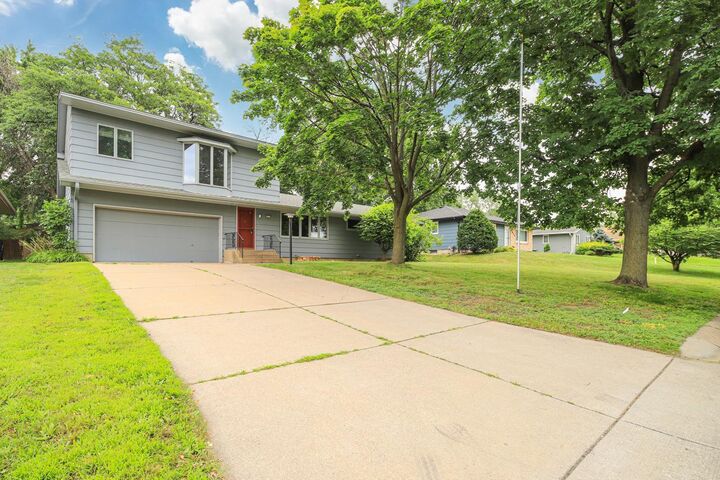 Property Photo:  4640 Ensign Avenue N  MN 55428 