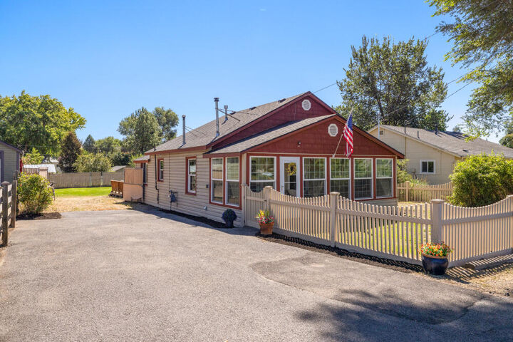 Property Photo:  1759 Summers Lane  OR 97603 
