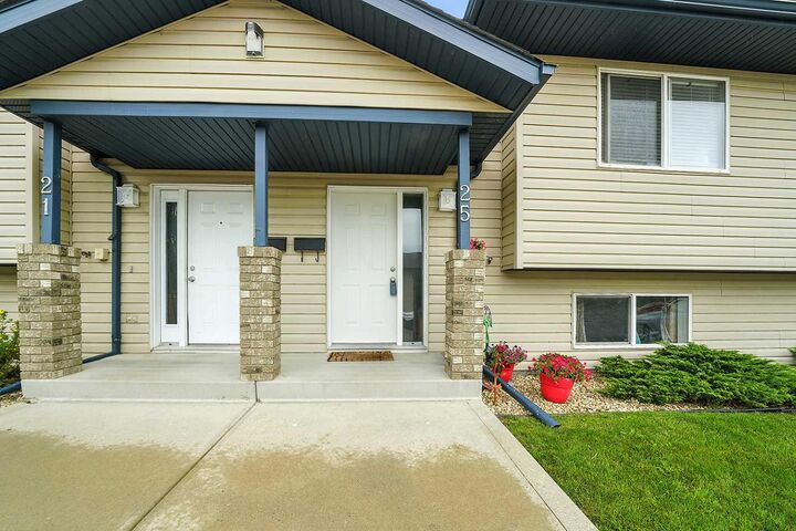 25 Leung Place  Blackfalds AB T0M 0J0 photo