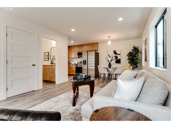 Property Photo:  9 Monroe St D  OR 97402 