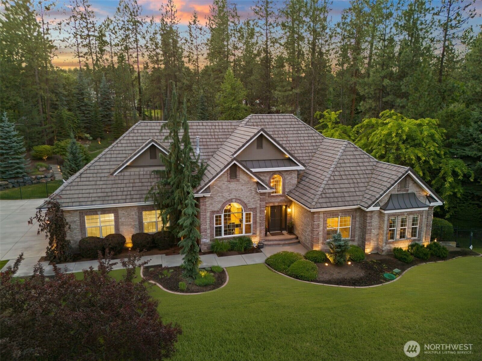 Property Photo: 1611 E Heritage Lane WA 99208