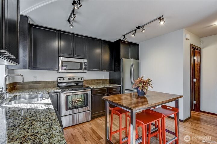 Property Photo:  2042  Franklin Avenue E B  WA 98102 