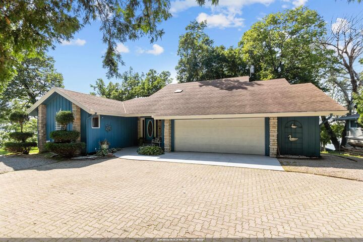 1096 Lakeshore Drive  Menasha WI 54952 photo