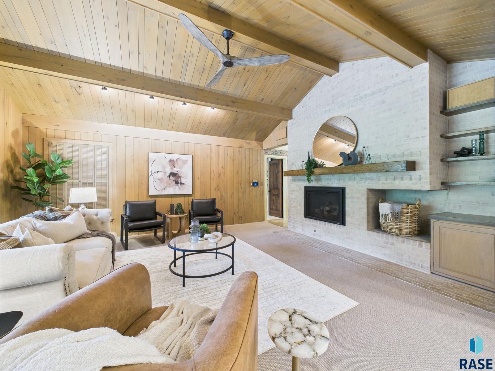 Property Photo: 1004 E Tomar Rd SD 57105
