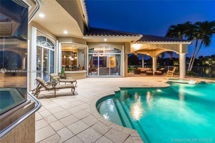 Property Photo:  2726 Meadowood Dr 2726  FL 33332 