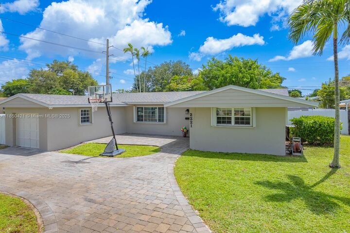 Property Photo:  2221 N 43rd Ave  FL 33021 