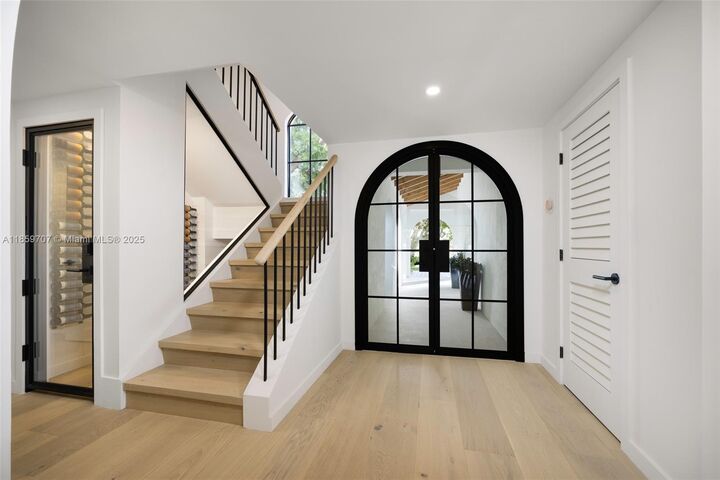 Property Photo: 6811 Riviera Dr FL 33146