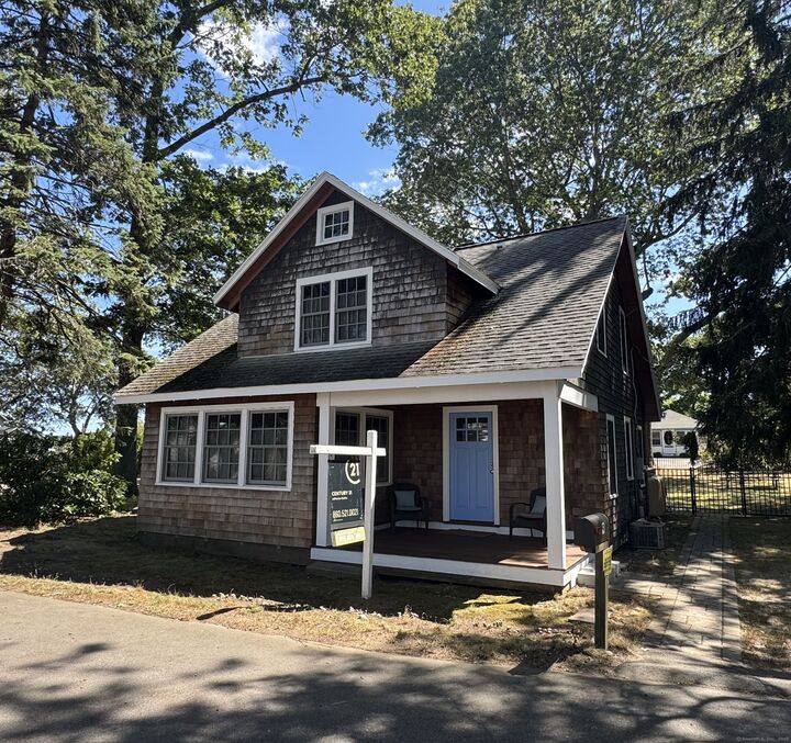 Property Photo:  9 Hoskins Street  CT 06357 