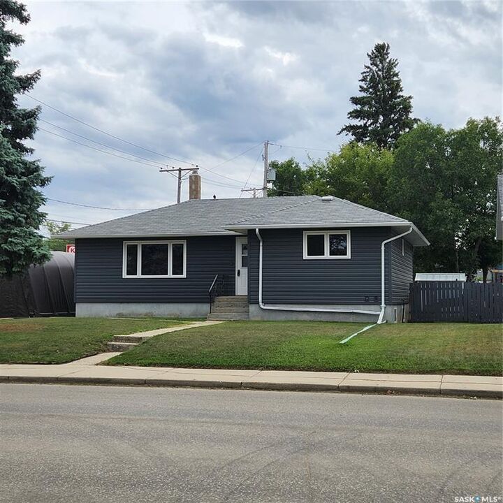 911 Grace Street  Moose Jaw SK S6H 3B9 photo