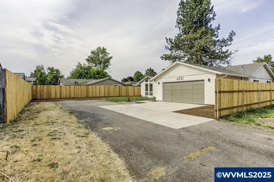 Property Photo: 4510 Swallow Ct NE OR 97301