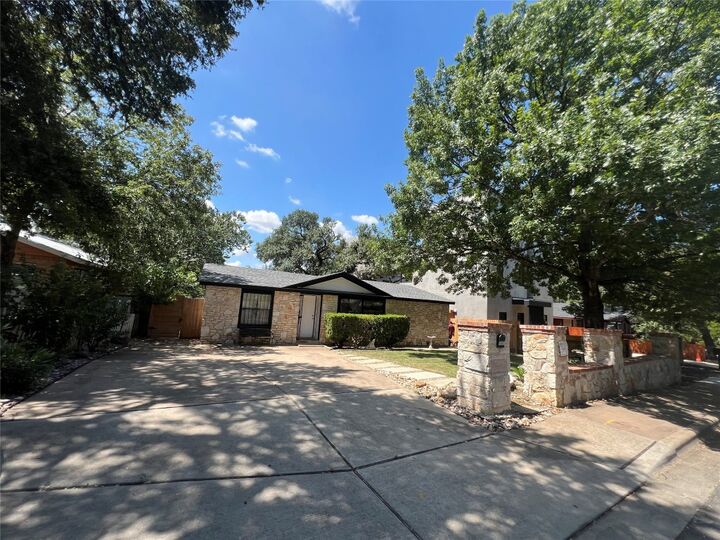 Property Photo:  1002 Walter Street  TX 78702 