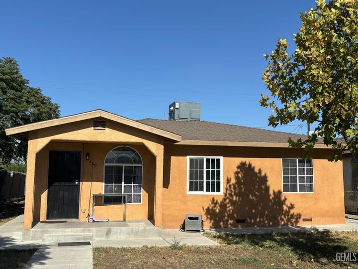 Property Photo:  420 Dover Place  CA 93215 
