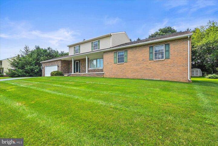Property Photo:  869 Oakwood Road  PA 17349 