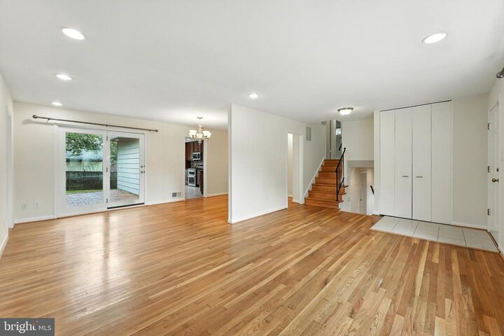 Property Photo: 5011 Roslyn Road VA 22003