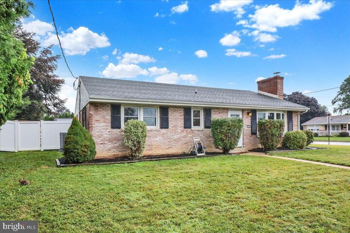 Property Photo: 726 Suzanne Drive PA 17046