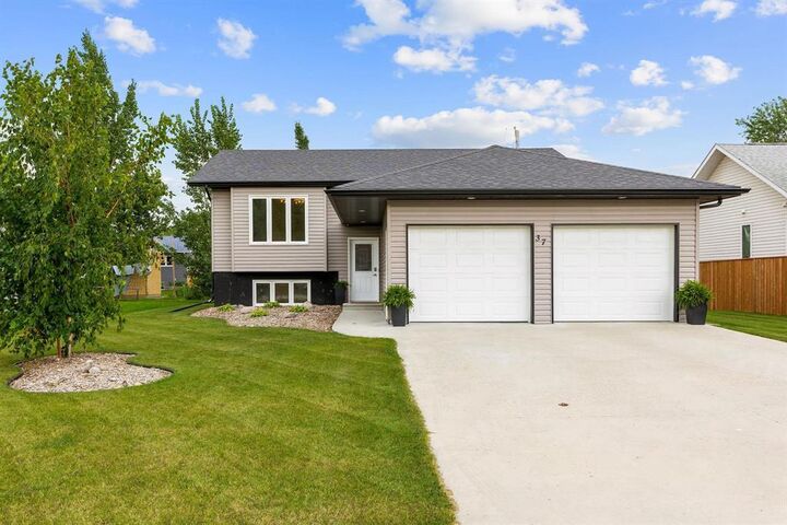 Property Photo:  37 Valcourt Bay  MB R0G 2B0 