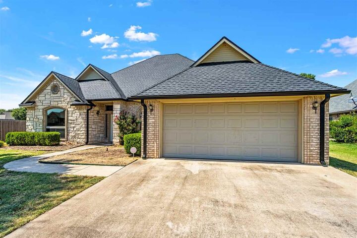 Property Photo:  817 NE Hummingbird Dr  OK  