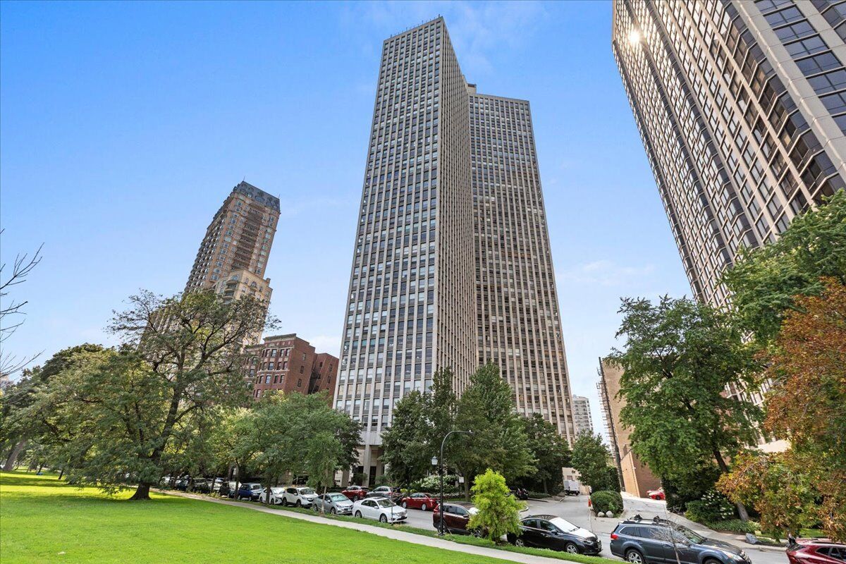 Property Photo:  2626 N Lakeview Avenue 1101  IL 60614 