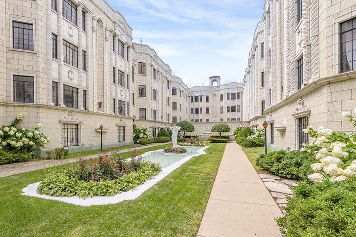Property Photo: 7344 N Ridge Boulevard 5C IL 60645