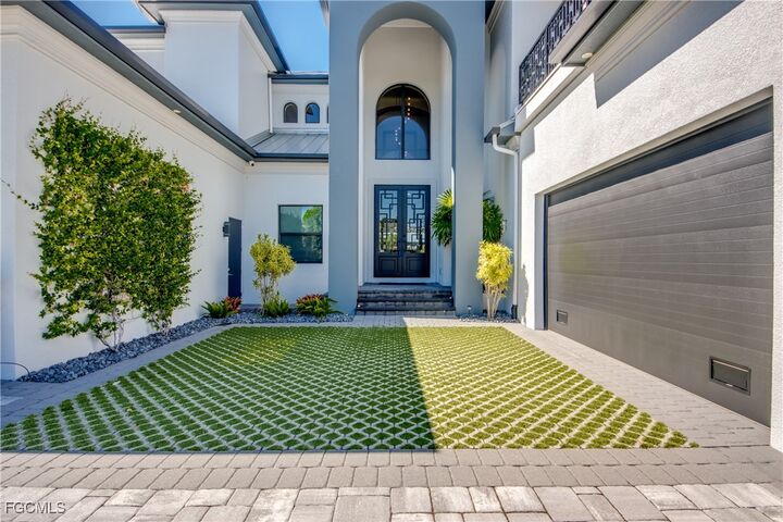 Property Photo:  1436 Viking Court  FL 33904 