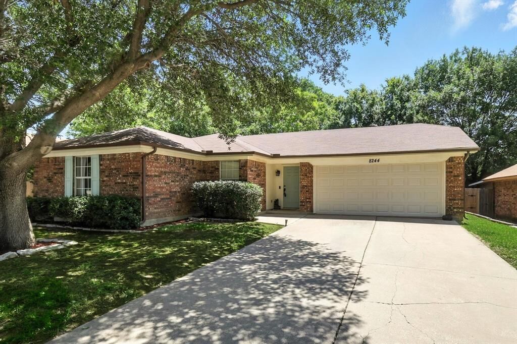 Property Photo: 8244 Mark Lane TX 76148