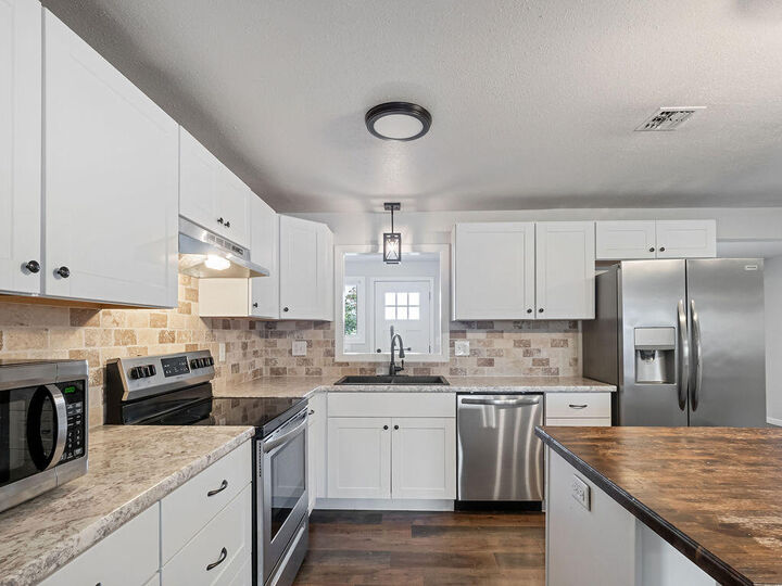 Property Photo: 3922 Gregory Drive OR 97603