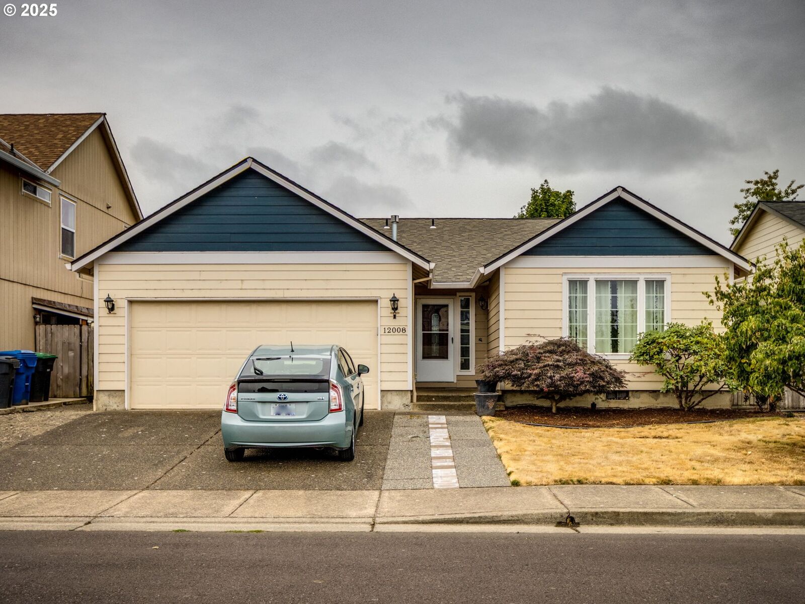 Property Photo: 12008 Chantal St OR 97020