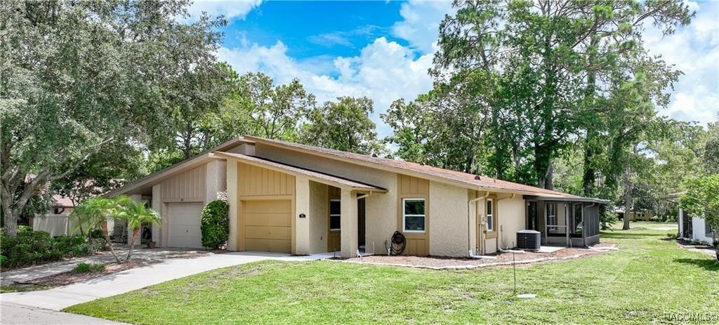 Property Photo: 85 Golfview Drive FL 34446