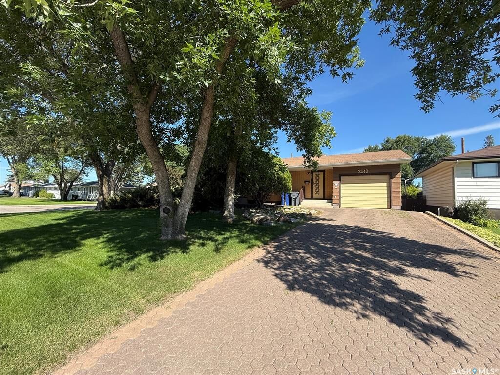 Property Photo:  2510 29th Street W  SK S7L 0N7 