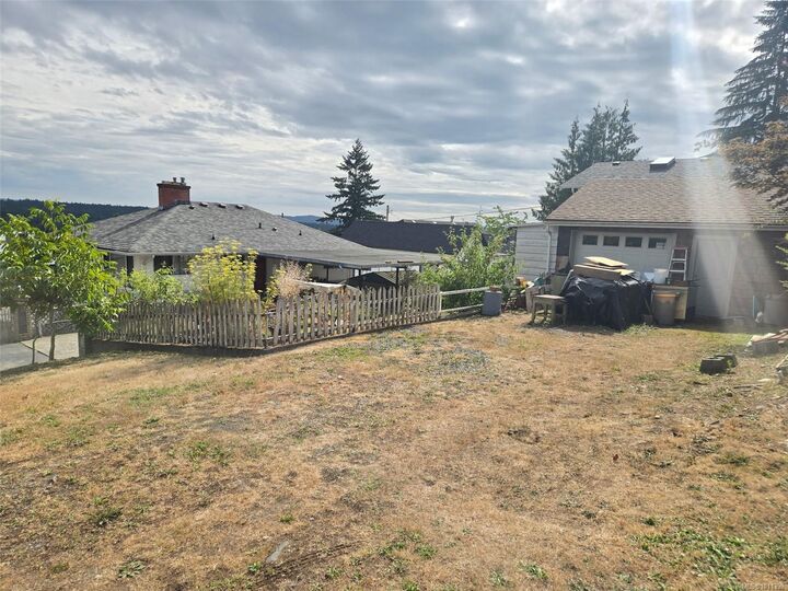 Photo de la propriété:  240 2nd Ave  BC V9G 1A7 