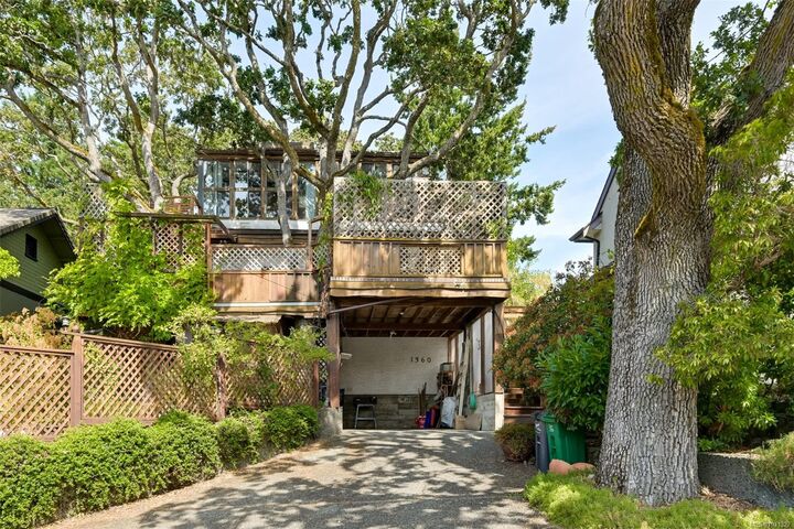 Photo de la propriété: 1360 Merritt St BC V8X 2P6