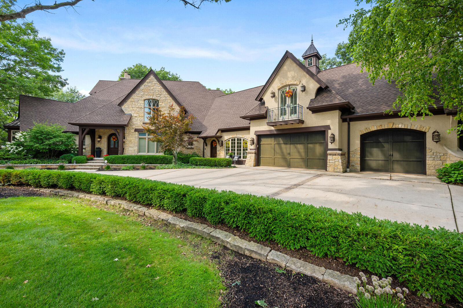 Property Photo: 361 Merry Oaks Drive IL 60178