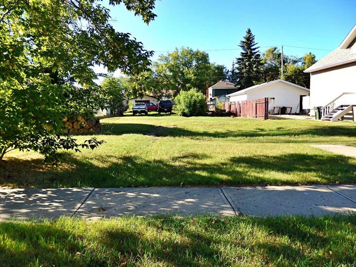 4703 54 Avenue — photo 1