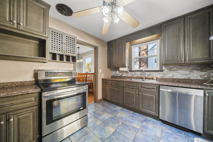 Property Photo:  33 Frew Terrace  CT 06082 