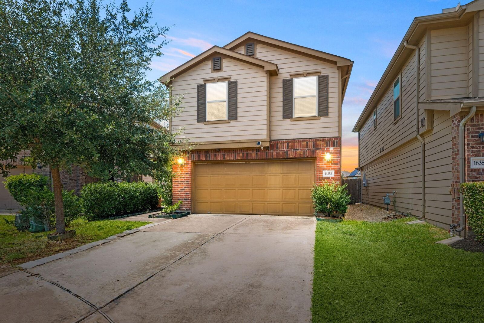 Property Photo: 16358 Oakside Hollow Lane TX 77084